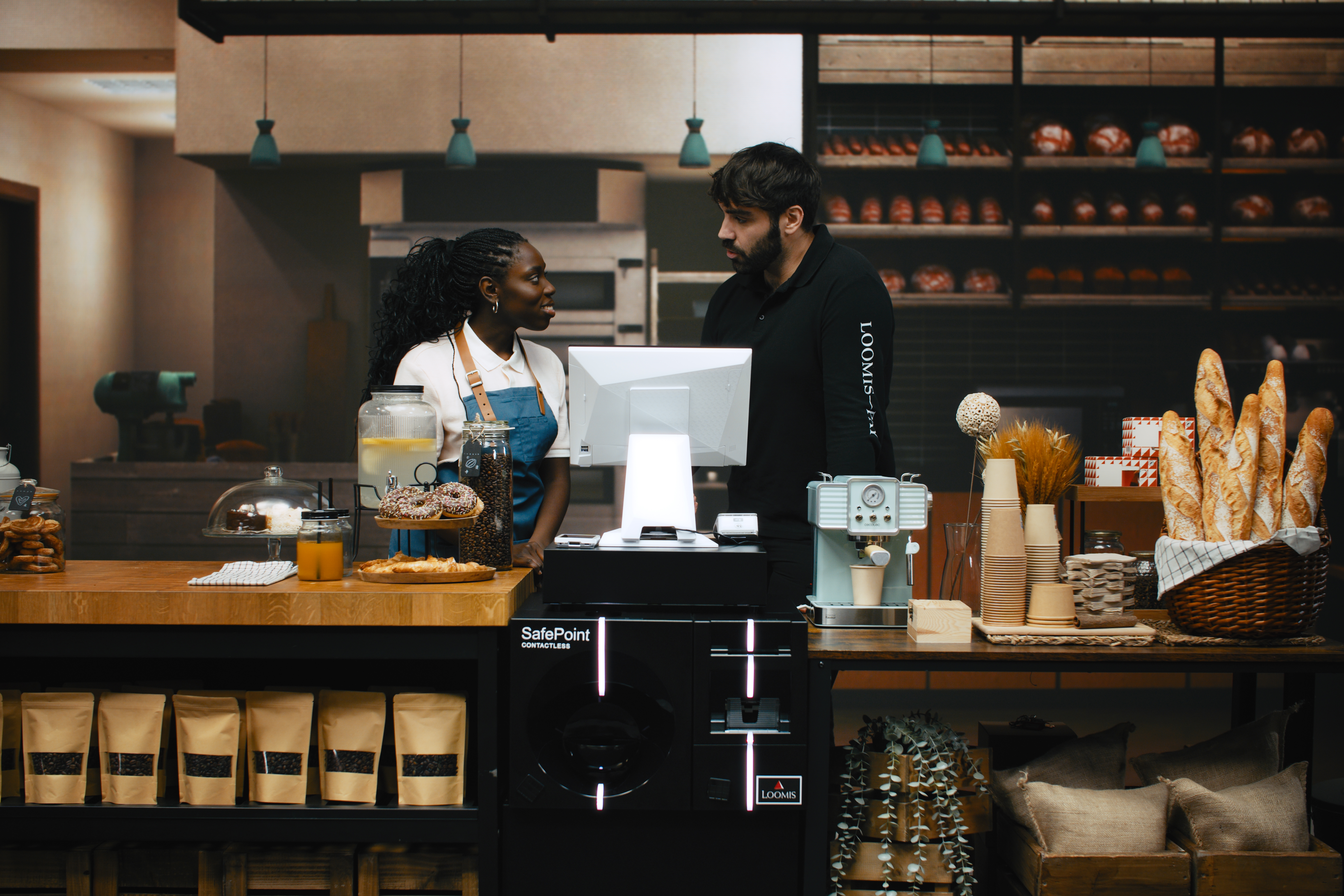 tecnico de loomis pay ayudando a trabajadora de un horno con safepoint de loomis