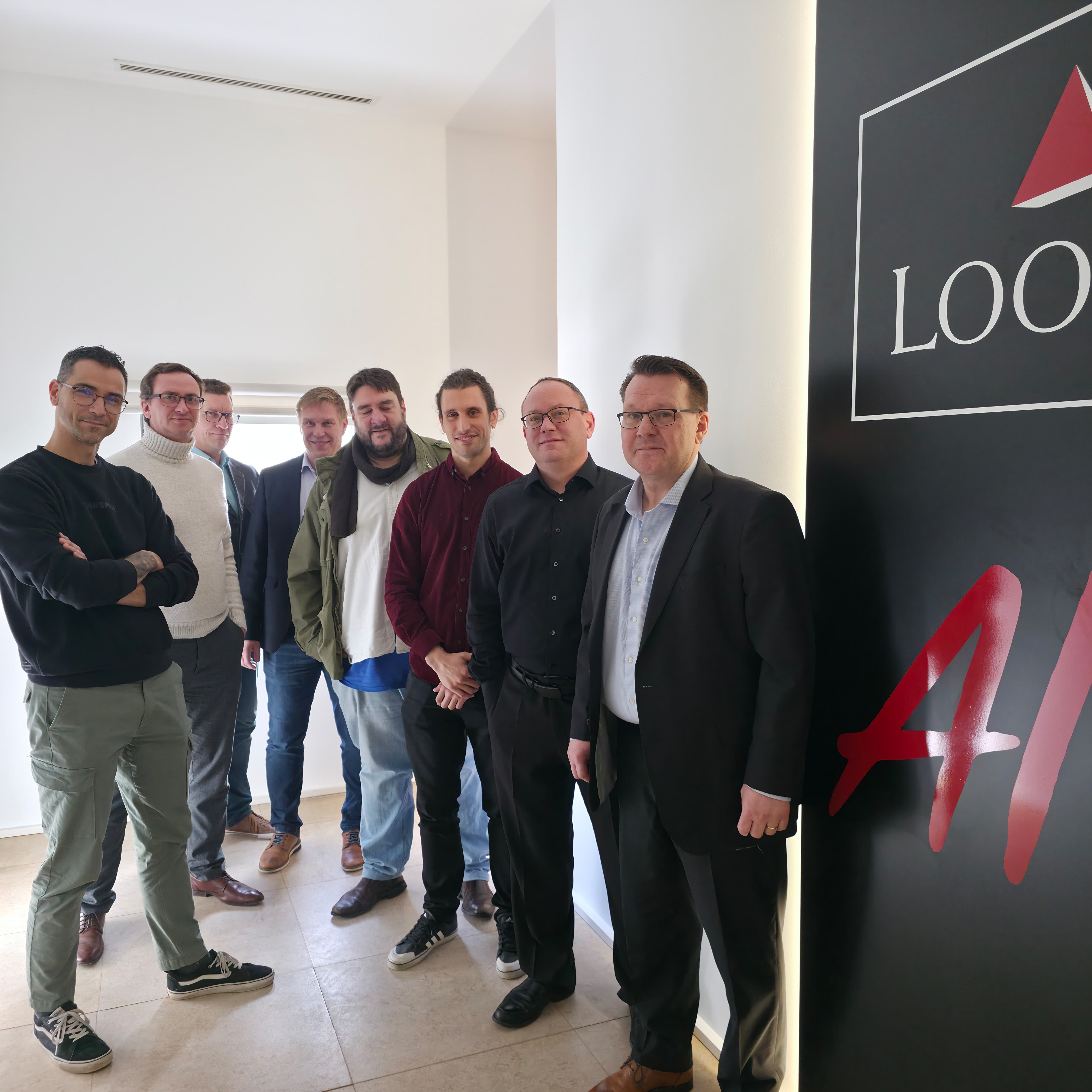 personas posado para foto en el centro de ia de loomis de granada