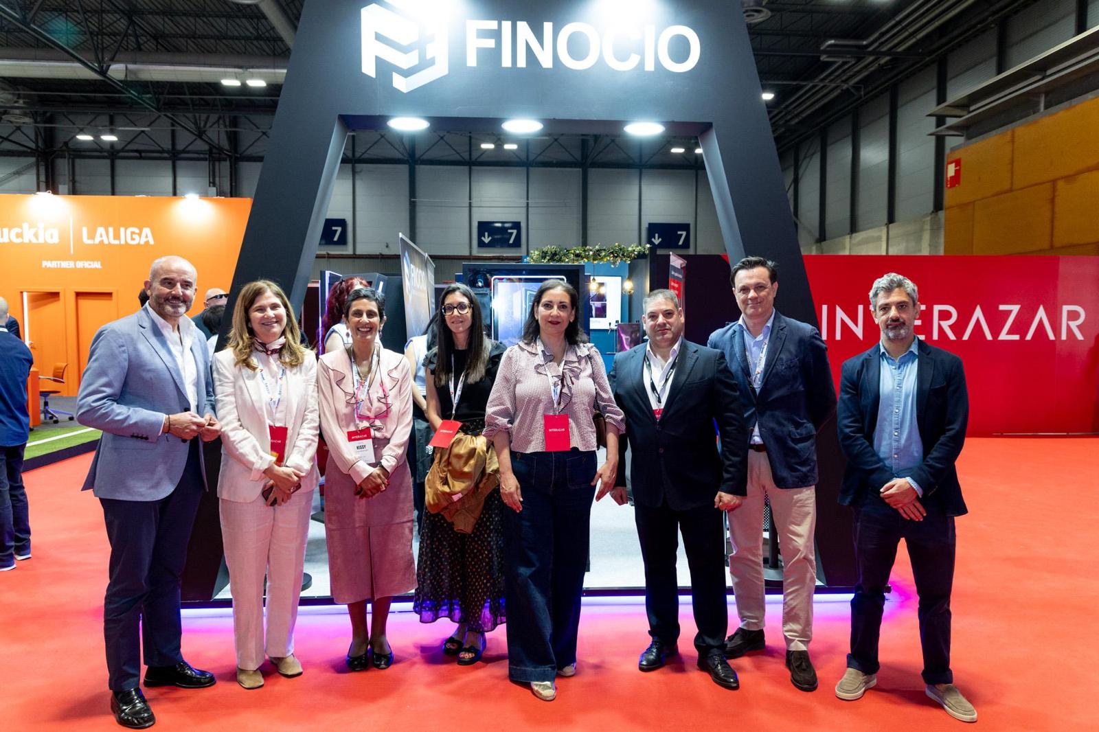 grupo de personas de loomis y fincio en feria de juego