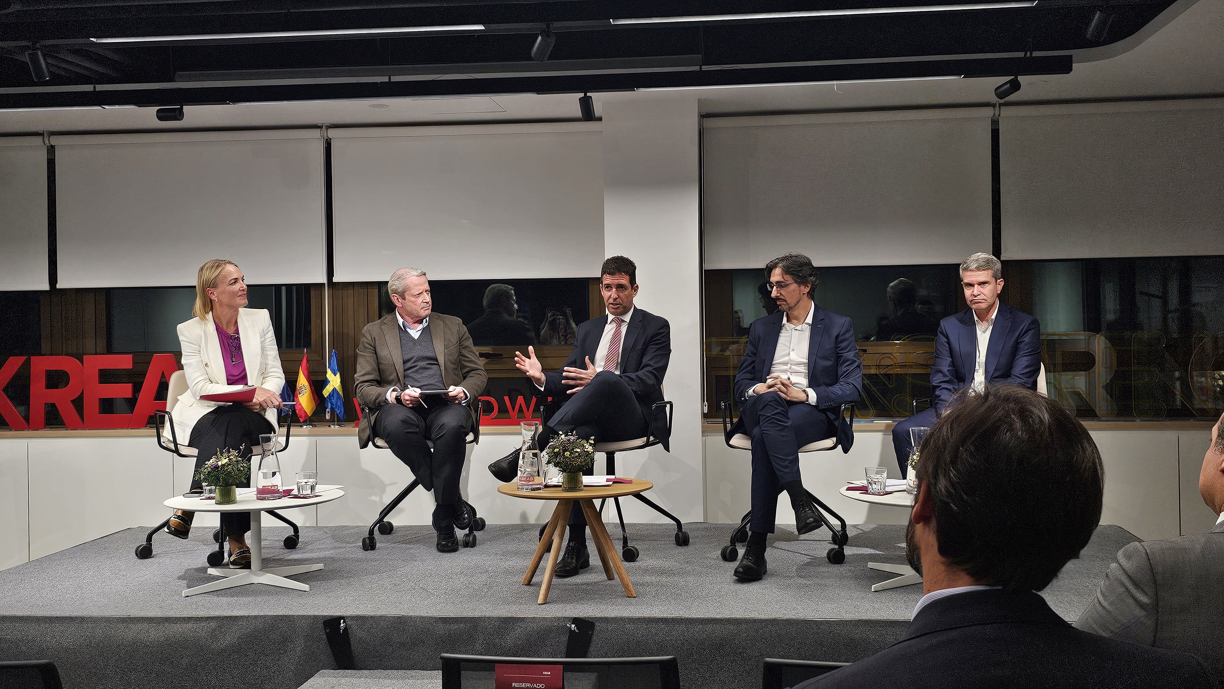 profesionales hablando en una mesa redonda